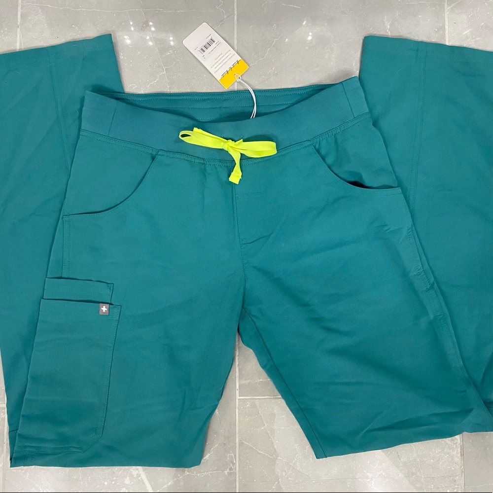 BNWT Figs Scrub Pants **Kade Cargo Scrub in Size Small/Tall